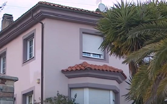 captură video, vila cu peretii vopsiti roz, cu gard de piatra, langa care se afla un palmier, vila fiind casa din localitatea spaniola Oviedo, unde 3 copii au fost ținuți &icirc;nchiși &icirc;n casă de părinții lor aproape 4 ani