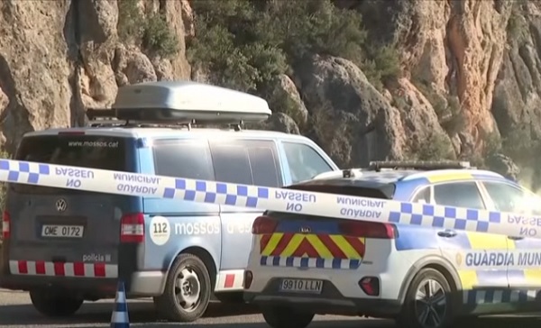 masini ale politiei catalane, Mossos d'Esquadra, parcate langa un perete de stanca intr-o zona din localitatea spaniola Montsserat, in ziua in care a avut loc accidentul in care si-a pierdut viata fondatorul Mango, Isak Andic