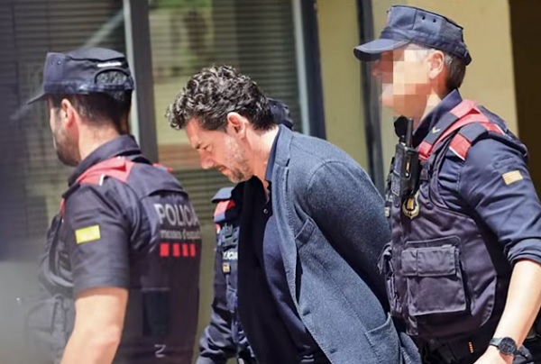captura video, Jonathan Andic, fiul fondatorului Mango Isak Andic, imbracat in bleumarin, mergand cu privirea in jos in timp ce politistii l-au retinut in dosarul privind moartea tatalui sau
