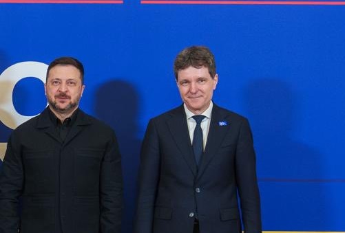 Volodimir Zelenski imbracat in costum negru si Nicusor Dan imbracat cu camasa alba si costum bleumarin, cu cravata bleumarin, impreuna la un summit de cooperare București 9 și Țările Nordice