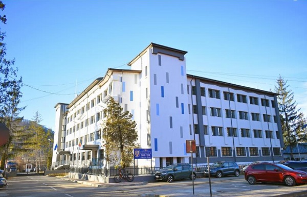 cladirea Inspectoratului de Politie Judetean Neamt, in fata careia se afla masini parcate