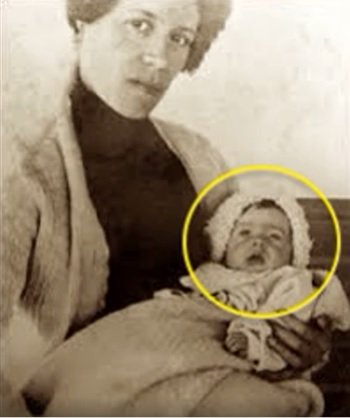 captură video Facebook, fotografie alb negru, Millvina Dean, cea mai tanara pasagera de pe Titanic, pe cand era bebelus, stand in bratele mamei sale, Georgette Dean