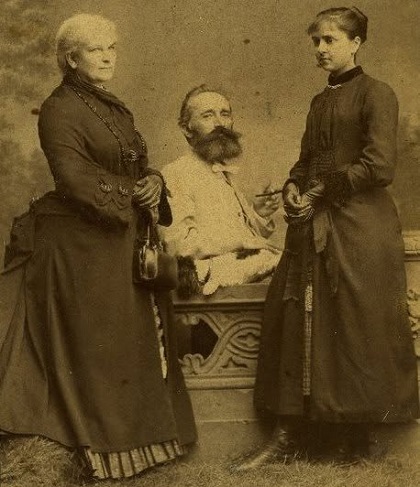fotografie din Muzeul Iulia Hasdeu de la Campina, de la stanga la dreapta Iulia Faliciu, sotia lui Bogdan Petriceicu Hasdeu, Bogdan Petriceicu Hasdeu tinand in mana un trabuc si stand pe un scaun de piatra si fiica lor, Iulia, ganditoare, intoarsa catre mama sa 
