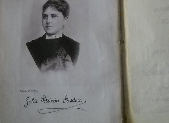 pagina de manuscris cu portretul si semnatura Iuliei Hasdeu, pastrat la Muzeul Iulia Hasdeu de la Campina