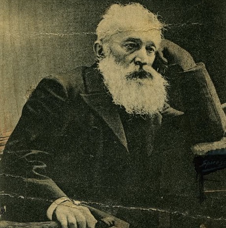 fotografie alb-negru de la Muzeul Iulia Hasdeu de la Campina, savantul Bogdan Petriceicu ganditor dupa moartea fiicei sale, Iulia, stand cu mana sub cap pe un fotoliu