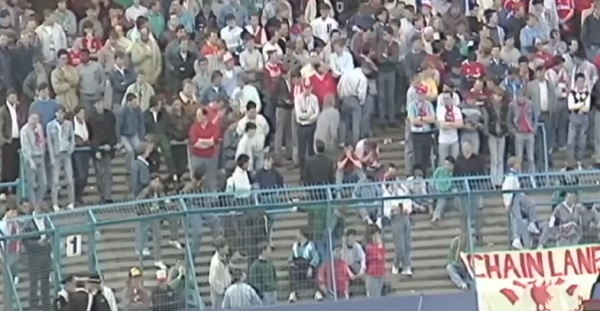 captură video, imagine din tribune, surprinsă în anul 1989 la meciul dintre Liverpool si Nottingham Forest de pe stadionul Hilsborough din Sheffield