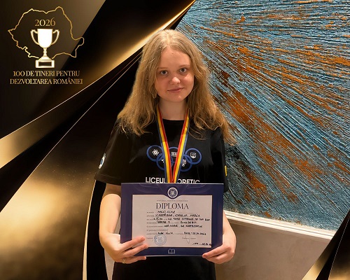 Carina Viespescu fericita, imbracata cu tricou negru cu simbolurile Liceului Teoretic International de Informatica din Bucuresti, avand medalie de aur la gat si tinand o diploma obtinuta pentru succesul la una dintre olimpiadele la care a participat si pentru care, in 2026, a fost invitata sa faca parte dintre cei 100 de Tineri pentru Dezvoltarea României din cadrul Fundatiei pentru Dezvoltarea României „Dan Voiculescu”