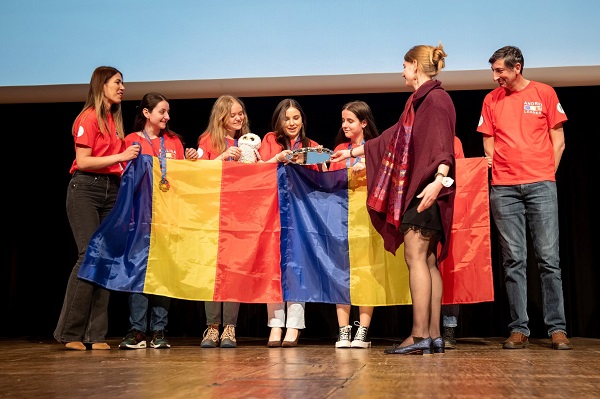 echipa de fete din România care a participat la Olimpiada European de Matematica pentru fete de la Bordeau, fetele obtinand medalia de aur si aflandu-se pe scena alaturi de coordonatorul echipei, infasuranduse-toate in drapelui Romaniei, fata blonda cu bufnita de plus fiind Carina Viespescu, eleva la Liceul Teoretic International de Informatica din Bucuresti