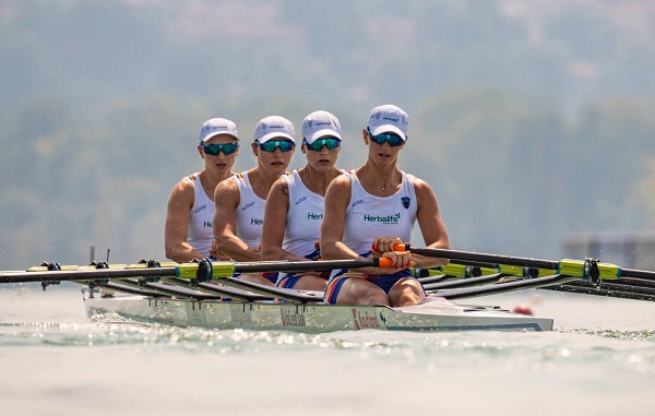 echipajul de patru vasle feminin, in timpul competitiei din cadrul Campionatelor Europene de canotaj de la Varese, Italia
