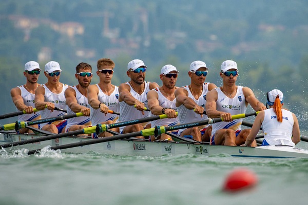 echipajul de 8+1 masculin in barca, alaturi de carmaciul lor, in timpul probei din cadrul Campionatelor Europene de canotaj de la Varese, Italia
