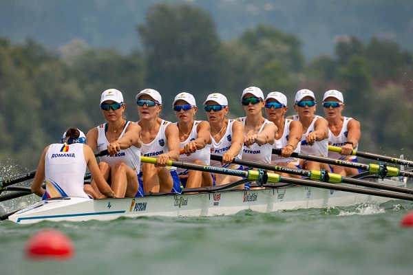 echipajul de 8+1 feminin, stand in barca alaturi de carmaciul lor, in timpul probei din cadrul Campionatelor Europene de canotaj de la Varese, Italia