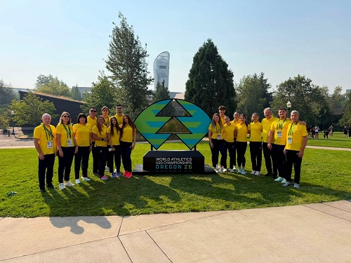Delegatia Romaniei de atletism prezenta la Campionatele Mondiale de atletism U20 din Oregon, SUA, stand langa o statuie cu sigla competitiei intr-un parc