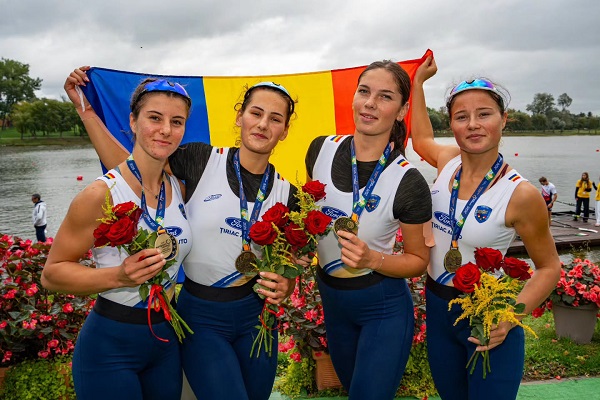 sportivele rom&acirc;nce care au cucerit aurul la proba de patru vasle feminin din cadrul Campionatelor Europene de Canotaj Under 23 din Polonia,fericite, imbracata in echipament, la festivitatea de premiere,aratandu-si mandre medaliile, tinand in mana buchete de trandafiri rosii si drapelul Romaniei 