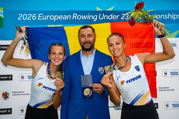 sportivele romance care au obținut medalia de aur &icirc;n proba de dublu rame de la Campionatele Europene de Canotaj Under 23 din Polonia, imbracate in echipament, vesele, aratandu-si medaliile de aur, alaturi de un barbat imbracat cu costum albastru