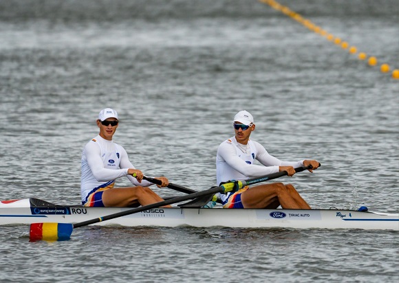 canotorii romani care au obtinut medalia de argint in cadrul Campionatelor Europene de Canotaj Under 23, in timp ce se aflau in barca, in echipament, cu ochelari de soare si cu sepci albe