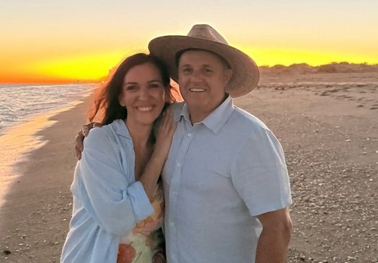 cuplul Anca si Mihail Sabo, sotii ai caror copil a murit dupa ce a stat doua ore si jumatate inconstient in masina familiei, Mihail Sabo purtand palarie pe cap si camasa alba cu maneca scurta, iar sotia lui imbracata cu rochie inflorata si camasa alba pe deasupra, amandoi stand la malul marii la apus