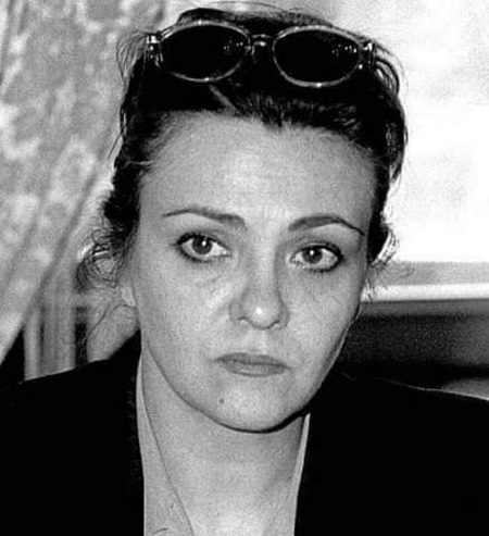 fotografie alb-negru, portret actrița Dana Dogaru trista, imbracata cu sacou si avand pe cap ochelari