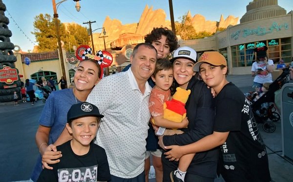 Anca si Mihail Sabo, familia de români din Arizona al caror baietel a murit dupa ce a fost gasit inconstient in masina familiei, fericiti, alaturi de cei cinci copii ai lor, pe strazile unui oras