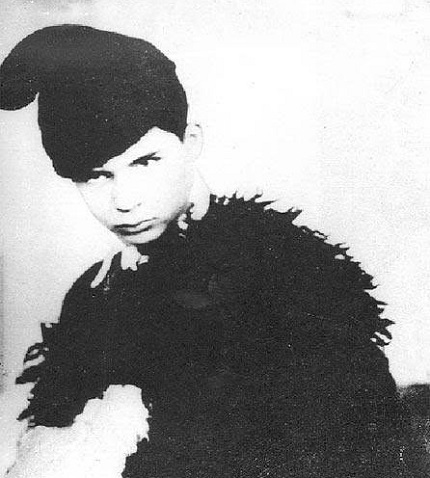 fotografie alb-negru, poetul Nicolae Labis in adolescenta, purtand cusma si tinuta de cioban