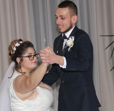 Ioana, tanara ucisa de sot in comuna Gugesti, purtand ochelari, imbracata in rochie de mireasa, in timp ce dansa cu sotul ei, imbracata cu costum negru, la nunta lor