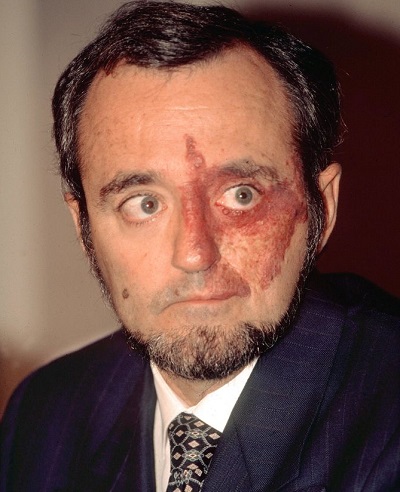 portret Mariano Barbacid in tinerete, imbracat cu camasa alba, cravata cu model si sacou bleumarin