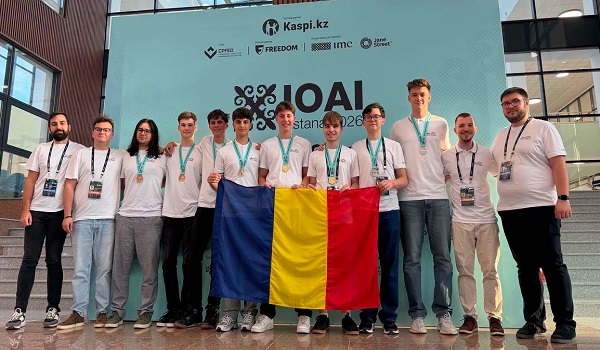 delegatia elevilor romani care au participat la Olimpiada Internationala de Informatica de la Astana, din august 2026, in timp ce tin drapelul Romaniei, avand medalii la gat