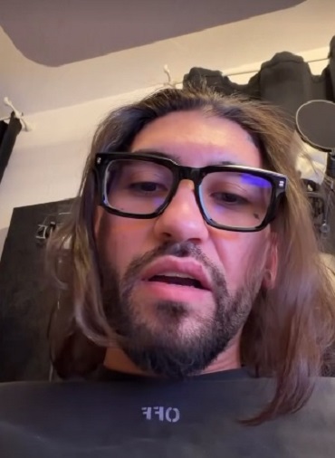 captură video Instagram, Ian, trapperul care a urinat pe scena la Arenele Romane, purtand ochelari negri, tricou negru si vorbind in fata camerei intr-un spatiu interior
