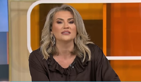 captură video YouTube, Mirela Vaida imbracata cu bluza maro, in timp ce se afla in platourile emisiunii Acces Direct