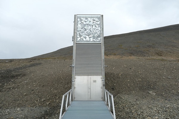 o parte din constructia buncarului seifului Apocalipsei din arhipelagul norvegian Svalbard, intr-o perioada in care pe muntele unde este amplasata constructia nu este zapada
