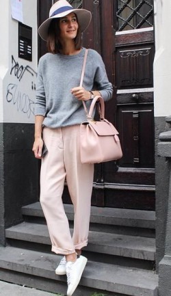 Pantaloni roz cu bluza gri