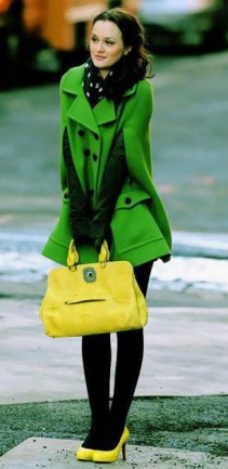 Paltoon verde cu geantă galbenă