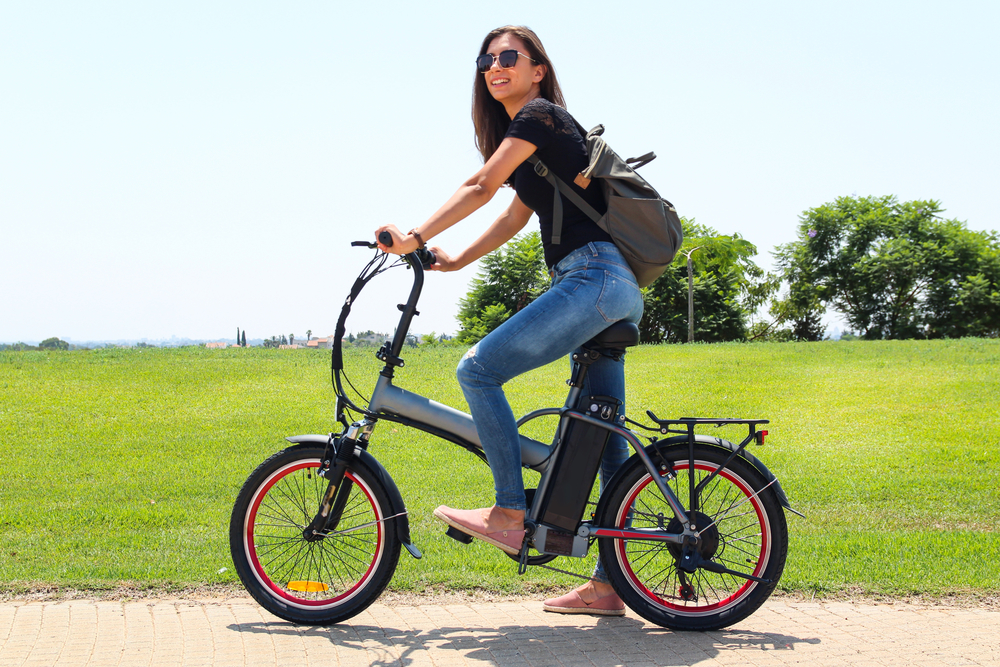 fata pe bicicleta electrica