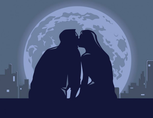 Cuplu sarutandu-se de Luna Plina