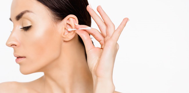 Femeie care se curata in urechi