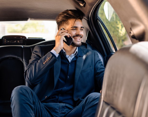 Barbat care vorbeste la telefon