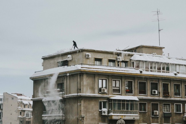 Barbat pe acoperisul unui bloc din Bucuresti