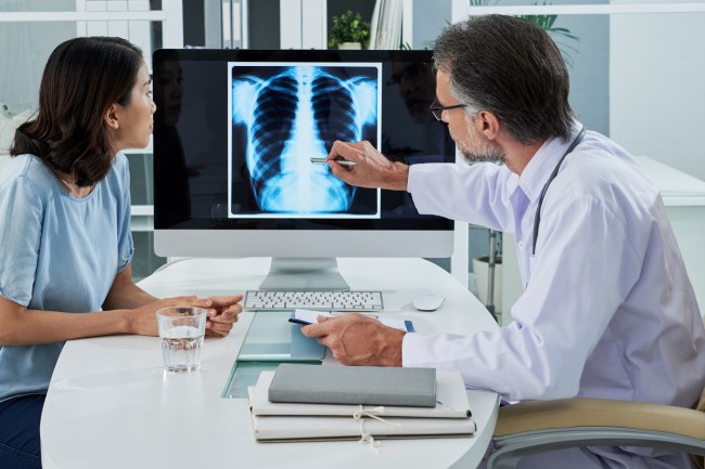 Doctor care explica rezultatele radiografiei pulmonare