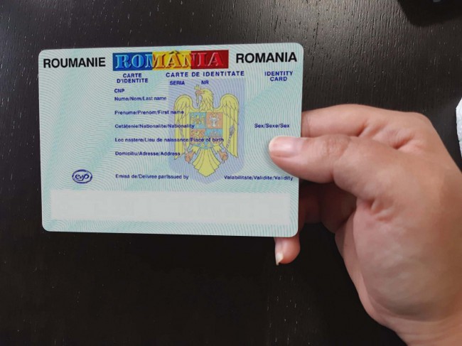 Mana care tine o carte de identitate romaneasca