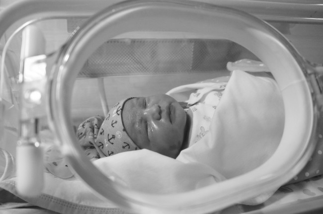 Nou nascut in incubator
