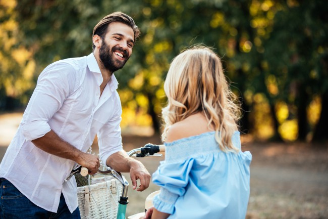 un bărbat care caută o femeie care să flirteze