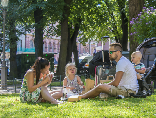 Familie pe iarba in parc