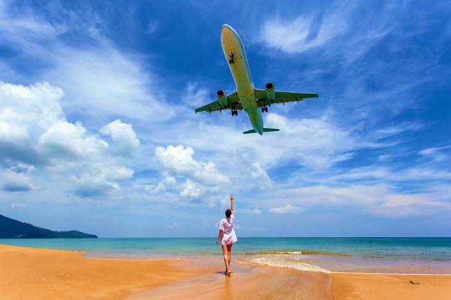 Femeie poza in Mai Khao Beach, Phuket, Thailanda