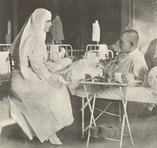 Regina Maria vorbind cu un soldat, in spital, in anul 1917