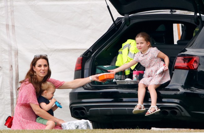 Kate Middleton cu printul Louis si printesa Charlotte la un meci de polo