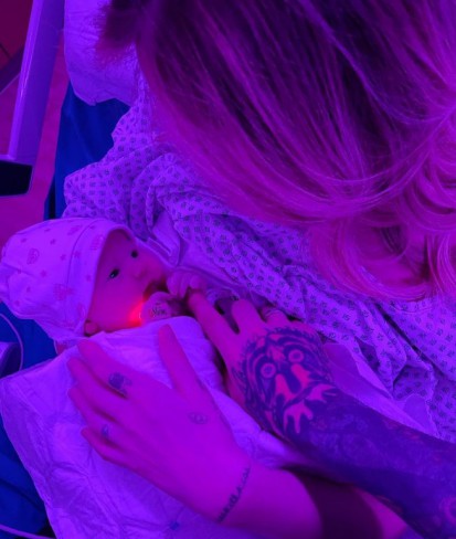 Chiara Ferragni cu fetita ei Vittoria in brate, imediat ce a nascut