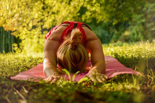 Femeie care face yoga in natura