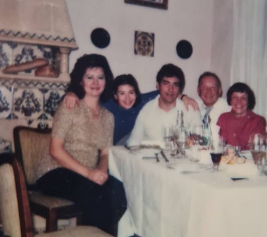 Poza din 1986 cu Mioara Roman, Oana Roman, Petre Roman si bunicii