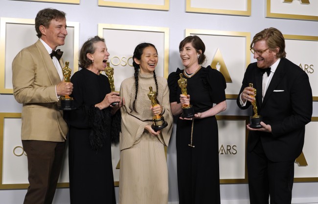 Laureati Oscar 2021 pozand cu trofeele