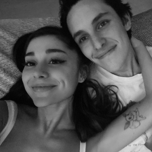 Ariana Grande si Dalton Gomez