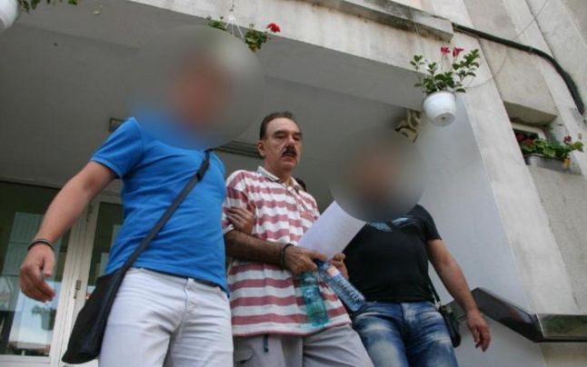 Asistentul violator Viorel Milcu de la Braila, in catuse, scos din cladire de anchetatori